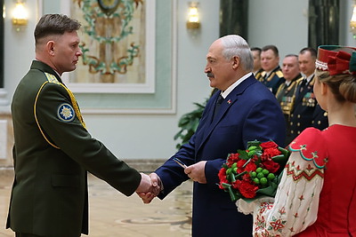 Лукашенко вручил государственные награды и погоны высшему офицерскому составу