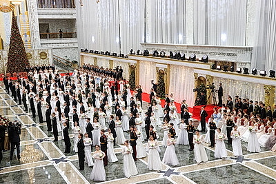 Вальс, кадриль и полонез. Дворец Независимости собрал участников красочного новогоднего бала