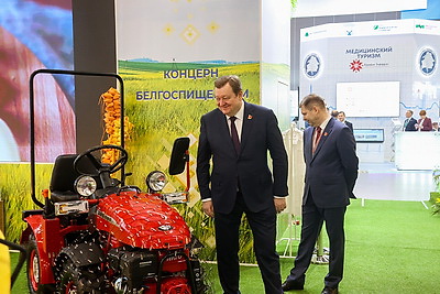 Делегаты ВНС из разных регионов страны посетили выставку \"Моя Беларусь\"