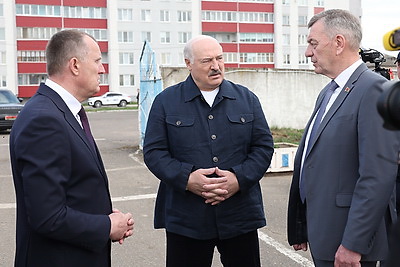 Лукашенко во время рабочей поездки посетил объекты АПК в Шклове