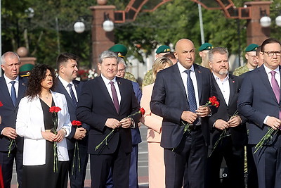 Участники медиафорума в Гомеле возложили цветы к памятному знаку жертвам геноцида