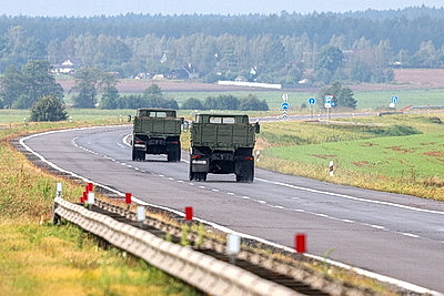 На учении \"Запад-2025\" военные самолеты посадили на автомобильную дорогу