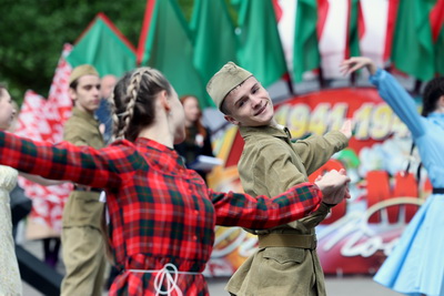 \"Байконур\" и \"Севастопольский вальс\". Аллея \"Сирень Победы\" в Гродно пополнилась новыми сортами
