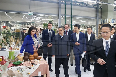 Парламентская делегация КНР посетила \"Першы нацыянальны гандлёвы дом\", Музей истории ВОВ и \"Великий камень\"