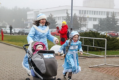 Нарядные, бодрые, счастливые. Более 300 человек вышли на старт Новогоднего забега в Бресте