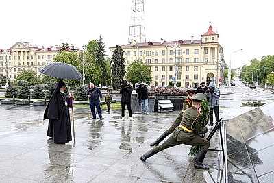 Католикос всех армян Гарегин Второй возложил венок к монументу Победы в Минске