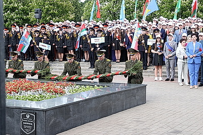 С благодарностью за мирное небо. Выпускники возложили цветы на Аллее Героев в Гомеле
