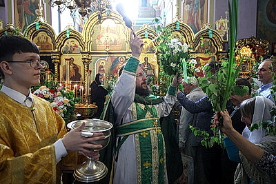 Православные верующие празднуют День Святой Троицы в Гродненском Свято-Рождество-Богородичном женском монастыре
