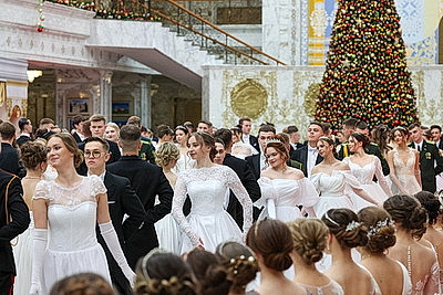 Вальс, кадриль и полонез. Дворец Независимости собрал участников красочного новогоднего бала