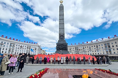 Память живет в сердцах! Народное возложение проходит на Площади Победы