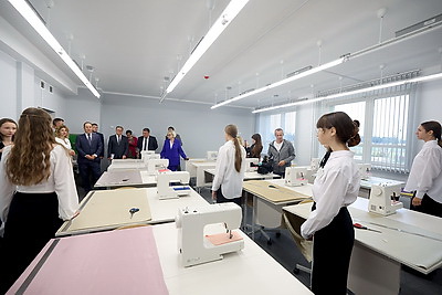 Современная и просторная. Новая школа в Боровлянах на 1 тыс. мест приняла первых учеников