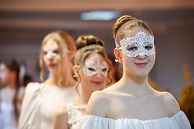 Юные и прекрасные: в Национальной школе красоты состоялся ежегодный праздничный новогодний бал