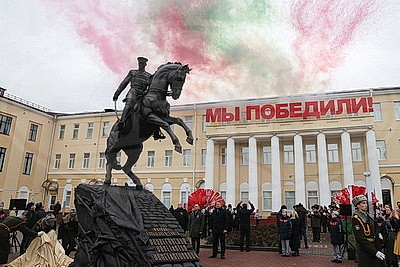 Памятник Рокоссовскому, парад военной техники. В Гомеле почтили память героев-освободителей