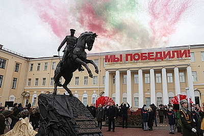 Памятник Рокоссовскому, парад военной техники. В Гомеле почтили память героев-освободителей