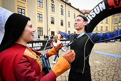В Несвижском замке завершились соревнования по бегу с препятствиями Bison Race, собравшие 1500 участников всех возрастов
