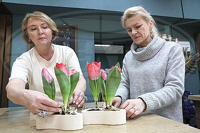 Тюльпаны, розы, мимозы. Тысячи цветов будут радовать дам 8 Марта в Могилеве