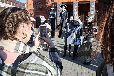 Живые скульптуры, ходулисты и оркестр: молодежный театральный форум \"М.@rt.контакт\" стартовал в Могилеве