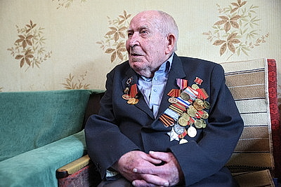 \"После нас вам страну беречь\". В Витебске 101-летний ветеран принимал поздравления с Днем Победы
