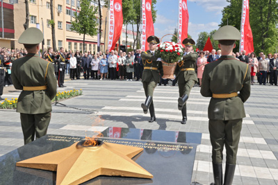 \"Память о вас никогда не умрет\". Обновленный памятник погибшим в ВОВ гомсельмашевцам открыли в Гомеле