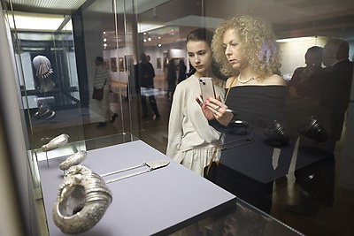 \"Элегантность серебра\". В Национальном художественном музее представили сокровища оманского двора