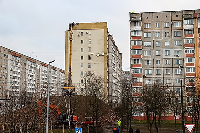 В Гомеле приступили к демонтажу верхних этажей пострадавшей при ЧС секции высотки