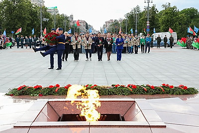 Память поколений. Участники \"Поезда Памяти\" возложили цветы к монументу Победы