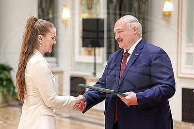 Лукашенко - выпускникам вузов: мир огромен, а Беларусь у нас одна