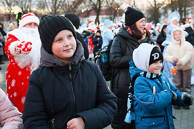В Минске прошло шествие Дедов Морозов и Снегурочек