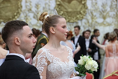 Вальс, кадриль и полонез. Дворец Независимости собрал участников красочного новогоднего бала