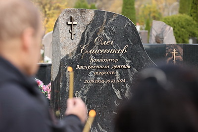 Последний аккорд. Памятник композитору Олегу Елисеенкову открыли на Восточном кладбище в Минске