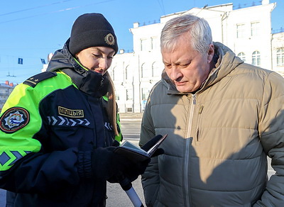 Сотрудницы ГАИ Витебска поздравляют водителей с Днем защитников Отечества