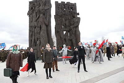 Камень и цветы. У монумента \"Врата памяти\" в Тростенце прошел митинг-реквием