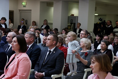 Кухарев вручил ордена Матери многодетным женщинам Минска