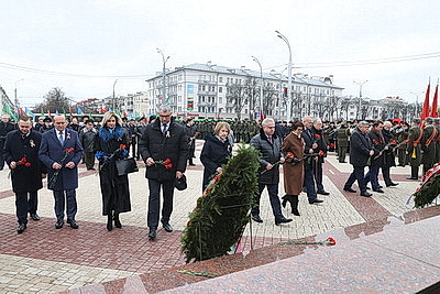 Памятник Рокоссовскому, парад военной техники. В Гомеле почтили память героев-освободителей