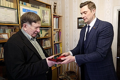 Автор гимна и \"сінявокай Беларусі\". Награду от главы государства доставили Владимиру Каризне