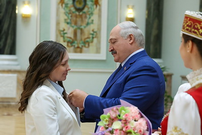Лукашенко вручил госнаграды женщинам из различных сфер деятельности и регионов страны
