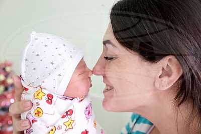В Витебском областном роддоме поздравили мам первых родившихся в 2025 году детей