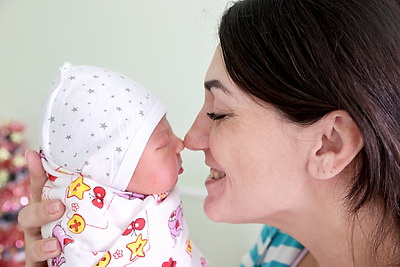 В Витебском областном роддоме поздравили мам первых родившихся в 2025 году детей