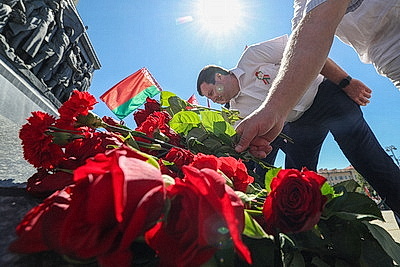 Народное возложение цветов прошло у монумента Победы в Минске