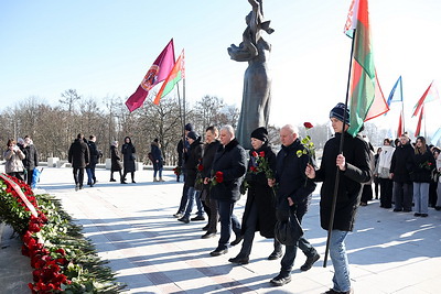 В День защитников Отечества к стеле \"Минск - город-герой\" возложили цветы