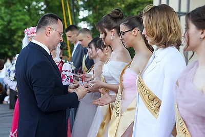 \"Алые паруса\". Бал выпускников прошел в Бресте