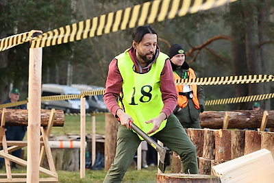 Невероятная атмосфера. Четвертый чемпионат по колке дров среди СМИ проходит в Минском районе