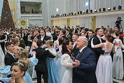 Вальс, кадриль и полонез. Дворец Независимости собрал участников красочного новогоднего бала