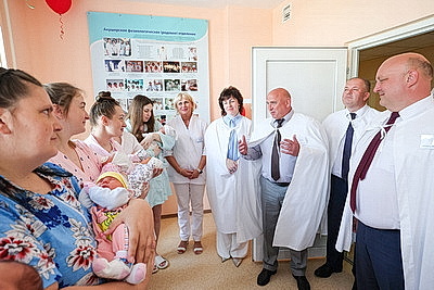 В Витебском областном роддоме чествовали родивших в День Независимости женщин