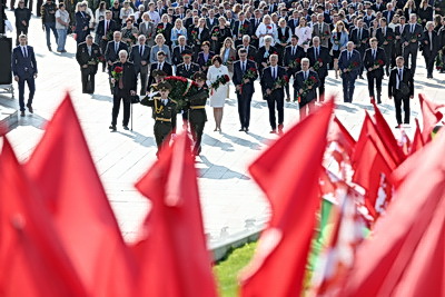 Торжественная церемония возложения цветов прошла у стелы \"Минск - город-герой\"