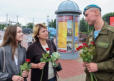Витебские десантники на улицах города вручили женщинам цветы
