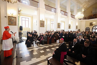 С букетом васильков в руках. Клаудио Гуджеротти возглавил литургию в брестском костеле Воздвижения Святого Креста
