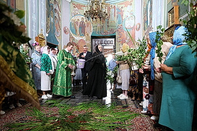 Православные верующие празднуют День Святой Троицы в Гродненском Свято-Рождество-Богородичном женском монастыре