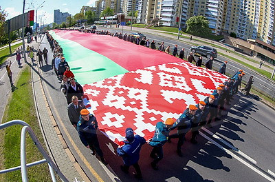 500 м длиной и 9 м шириной. В Минске пронесли самый большой флаг Беларуси