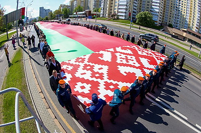 500 м длиной и 9 м шириной. В Минске пронесли самый большой флаг Беларуси